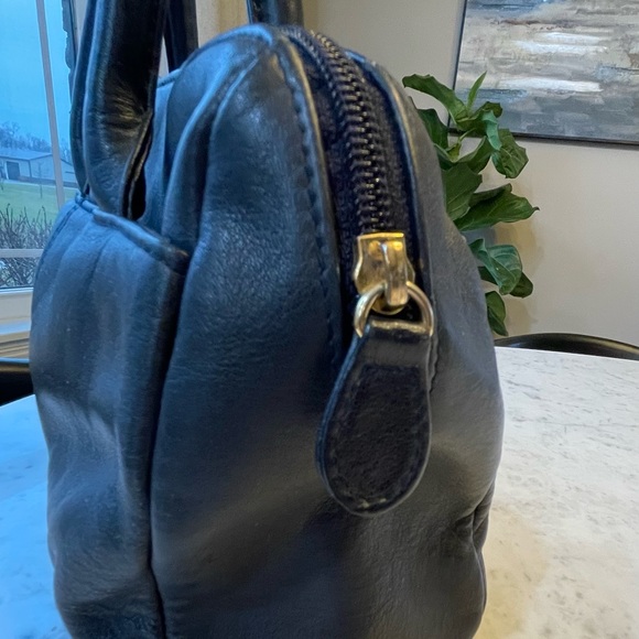 Black/Navy Quality Leather Vintage Etienne Aigner Hand Bag with Gold Accents - Picture 10 of 17